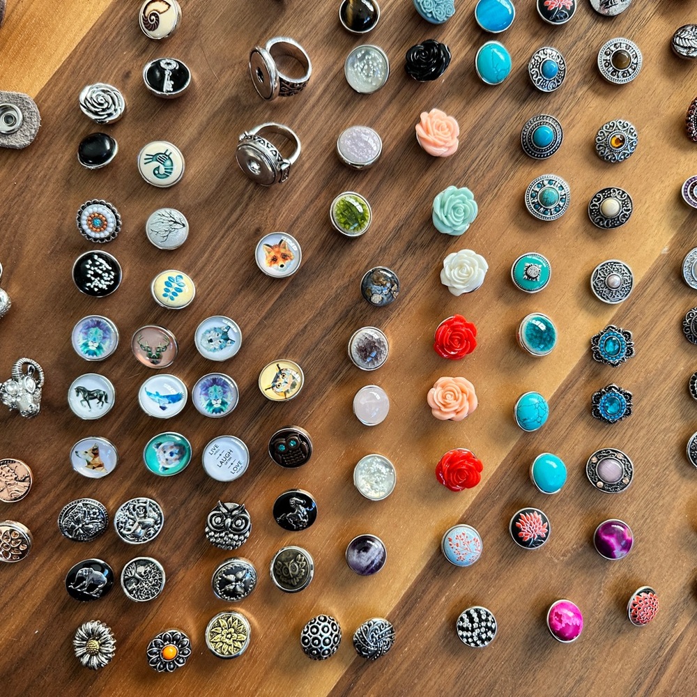 Stylish Multi-Color Button Bracelet Set - Picture 14 of 16